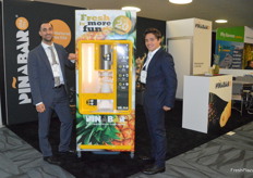 Michael van Keeken en Calo Cimo van Dutch Food Technology naast hun machine waarmee de consument met één druk op de knop een ananas met schil omtovert in een bak met blokjes of slices. Dat past goed in de convenience trend en bovendien geeft het een stukje extra beleving aan het kopen van de tropische vrucht.